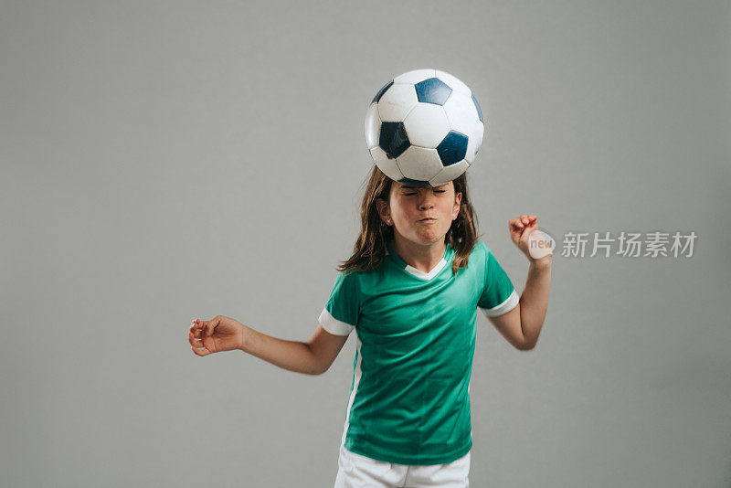 女孩与足球摆姿势