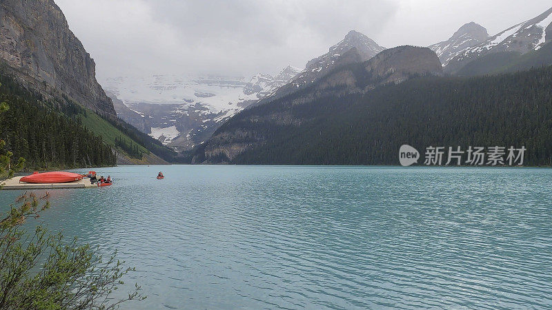 美丽的路易丝湖码头上的皮划艇风景