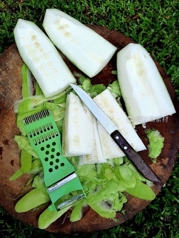 切菜板上的南瓜去皮-食物准备。