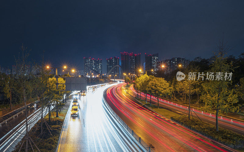 成都繁华地区的城市轨道和现代建筑在夜间拍摄