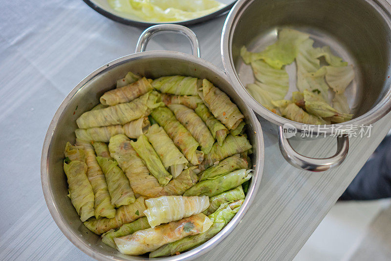 餐桌上放着传统美食包心菜卷