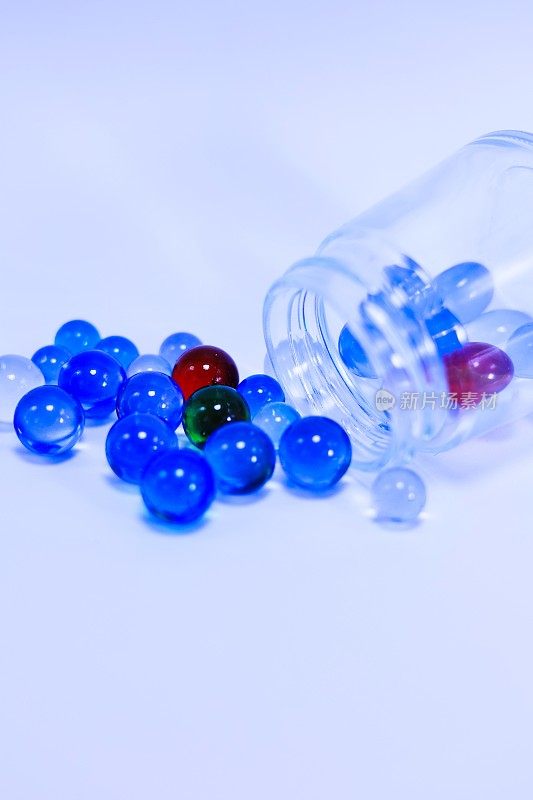 五彩缤纷的玻璃球在一个罐子里