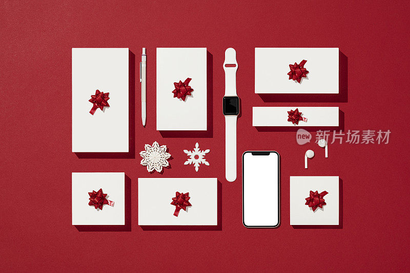 智能手机模型，圣诞节概念模板红色背景与白色礼品盒