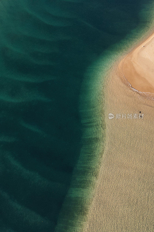 清澈的水和沙洲在塔莱budgera溪附近伯利头，黄金海岸，澳大利亚昆士兰