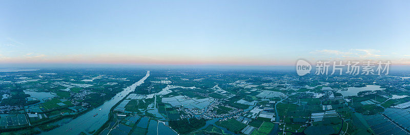 鸟瞰图的太阳能电池板在一个湖泊在农村城镇，中国