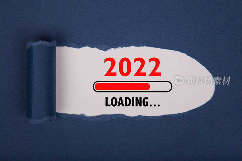撕裂纸装载新年2022在白色背景