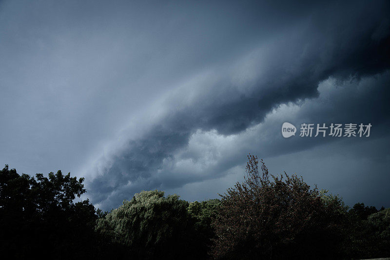 头顶上雨云的镜头;天气变化