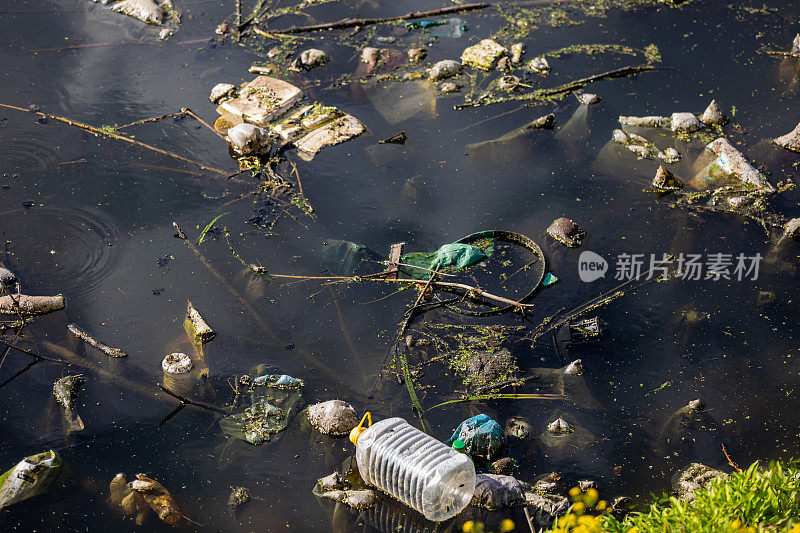 被各种垃圾和垃圾污染的河流