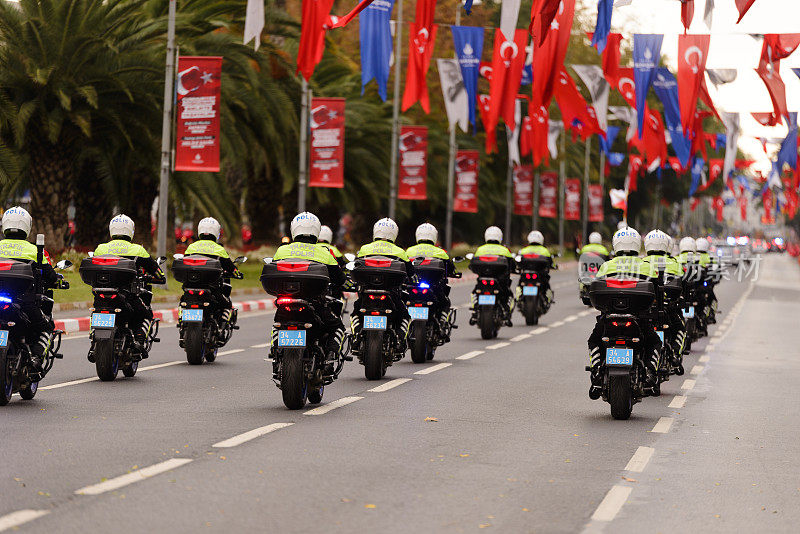 摩托车交警队在10月29日共和国日游行。在伊斯坦布尔拍摄的社论。