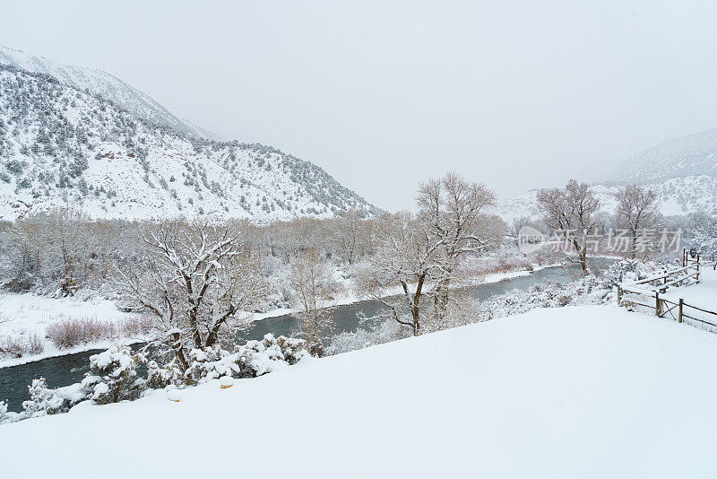 冬季甲板上的风景河与新鲜的雪景观