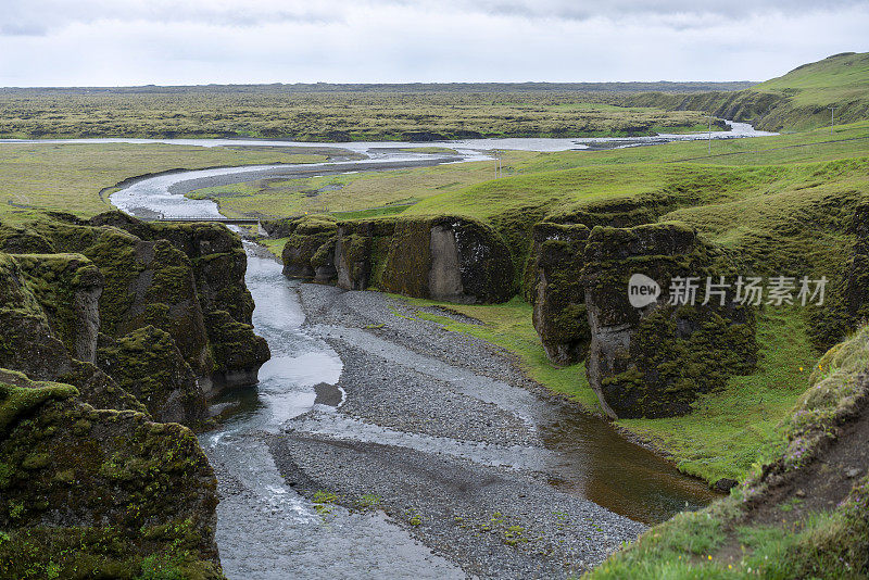 Fjaðrárgljúfur峡谷结束与Fjadra河