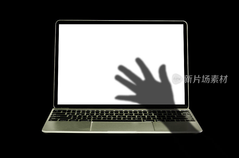 黑客对笔记本电脑做黑客攻击，网络安全阻断黑客攻击。