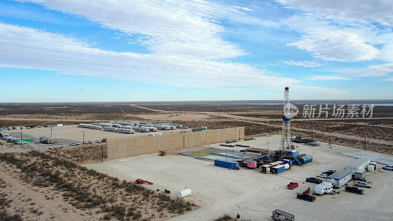 太阳在新墨西哥州升起，无人机拍摄的石油或天然气钻井平台