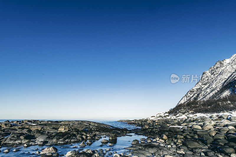 海浪拍打着挪威Senja岛海岸的岩石