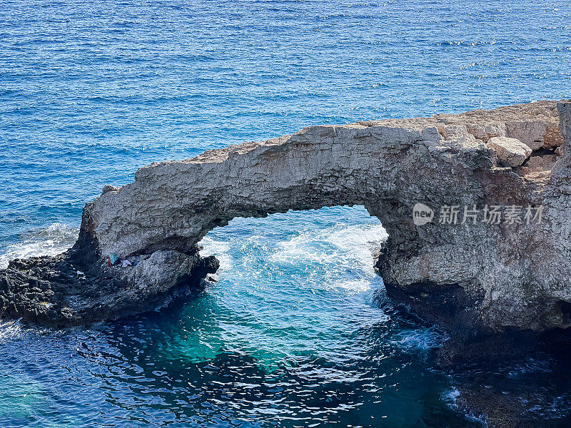 爱之桥(爱之桥)，天然岩石拱门，阿伊纳帕，塞浦路斯。