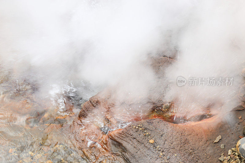 冰岛火山地貌中的温泉