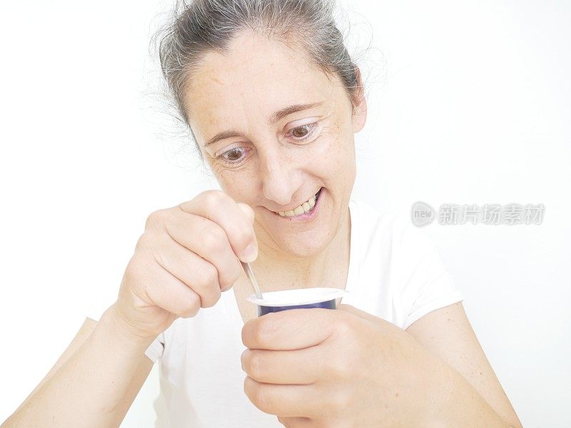 一个49岁的女人吃酸奶的画像