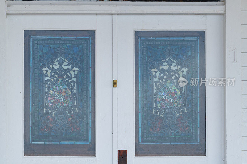 旧的未使用的酒店建筑中的橱窗艺术