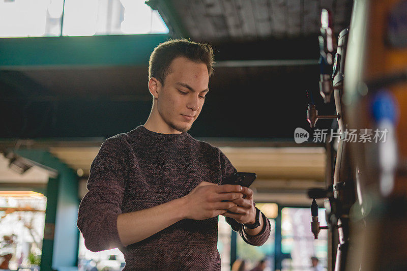 年轻的男店主在他的本地商店