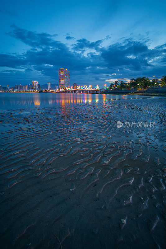 夕阳下的芽庄城