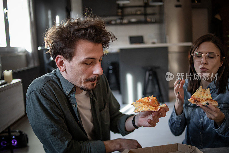 没有什么比披萨和我们在一起的时光更美味的了