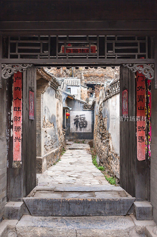 典型的中国北方旧式农村民居建筑，在住宅的入口处有装饰。