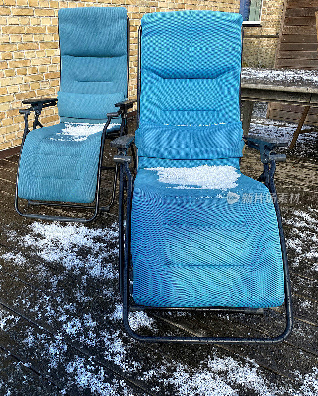 四月的躺椅上布满了冰雹