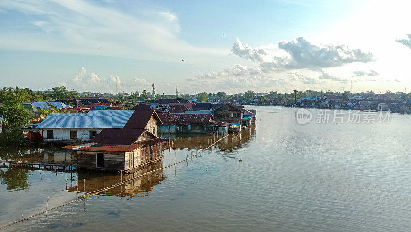 Banjarmasin河岸上的房子