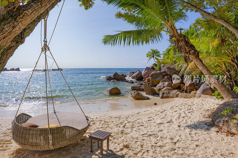 在印度洋上的塞舌尔群岛的普拉林岛上，有典型的花岗岩构造和棕榈树，在小安斯克兰热带海滩放松