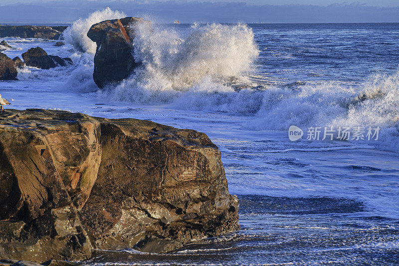 汹涌的海浪在加利福尼亚海岸的海滩上