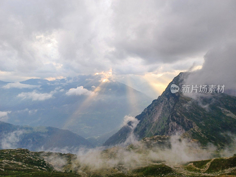 云在山间飞舞，瑞士的阿尔卑斯山