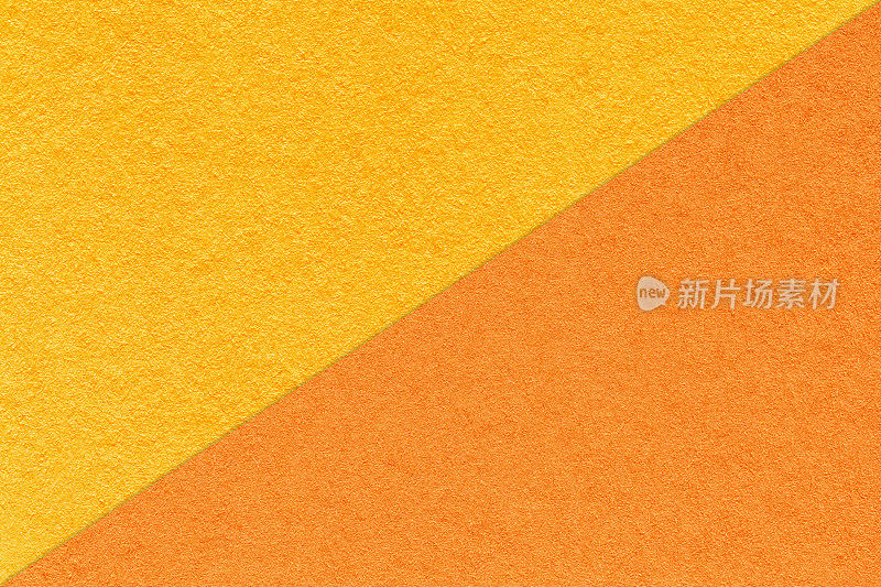 工艺质感明黄和橘色的纸张底色，一半两色，微距。纸板的结构。