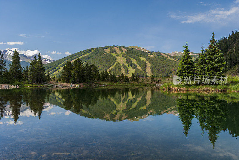 反射在山池塘与铜山滑雪区