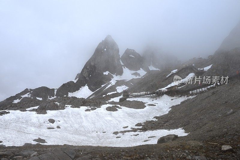 玉龙雪山在云南省丽江