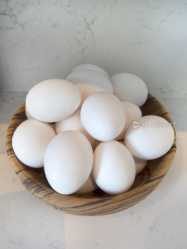 新鲜有机鸡蛋在一个木碗