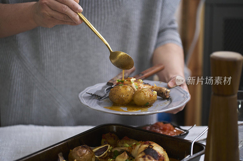 家常菜:烤鸡腿配土豆和洋葱