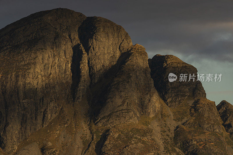 挪威的户外风光:从渡轮上俯瞰高山岛