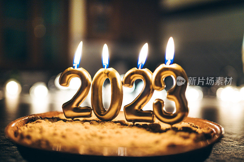 2023支蜡烛的新年蛋糕