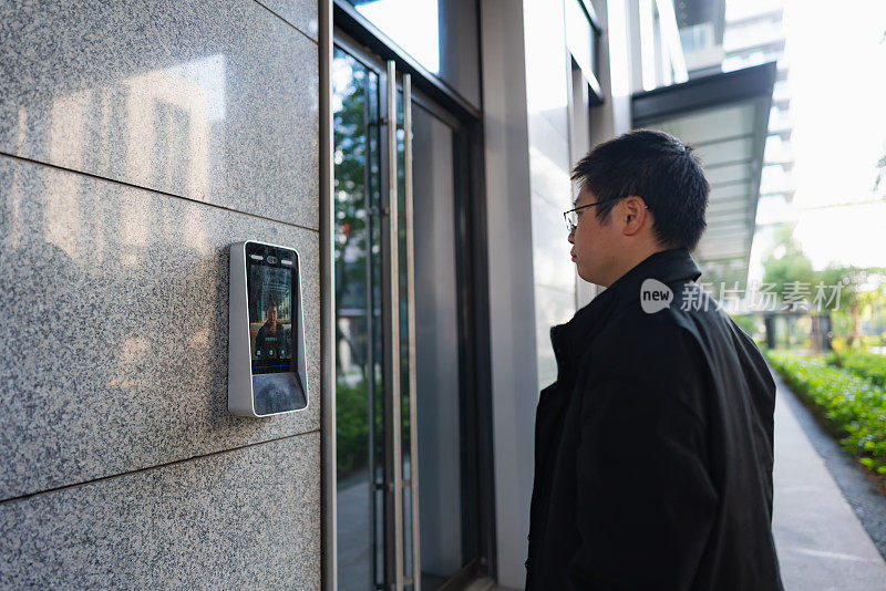 男子使用面部识别技术来开门