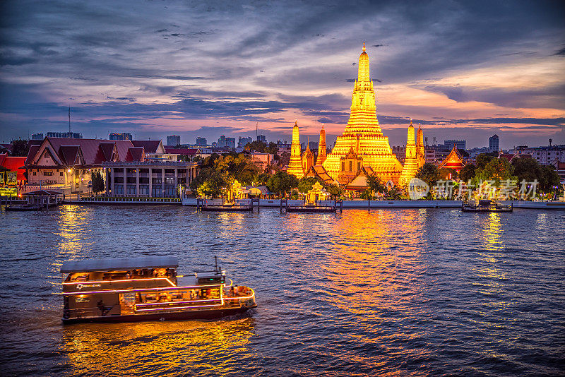 曼谷阿伦寺前的一艘观光船。泰国