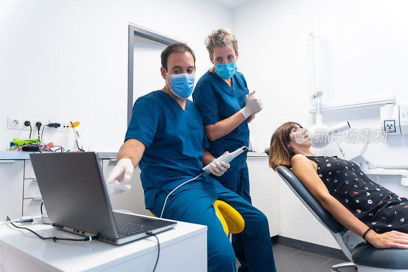 牙科诊所，牙医准备新扫描仪制作3d假牙，解释它是如何工作的
