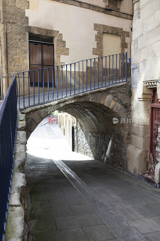 西班牙狭窄的街道和拱门