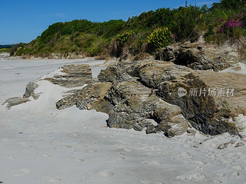 新西兰南部海滩上层次感极强的巨石。