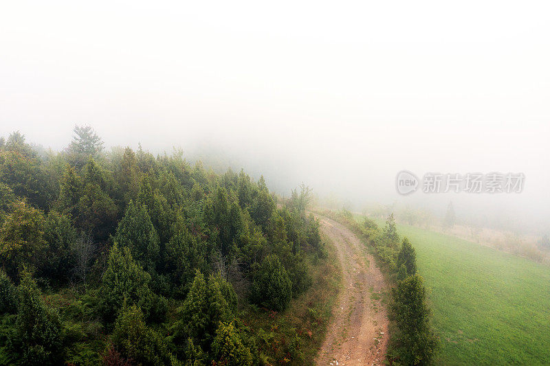 雾中的山路土路