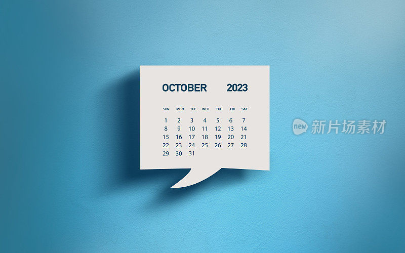 白色聊天气泡与裁剪2023年10月日历页在蓝色背景