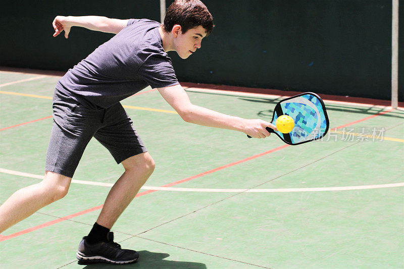 少年玩pickleball