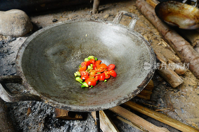 柴火烧菜，库存图片