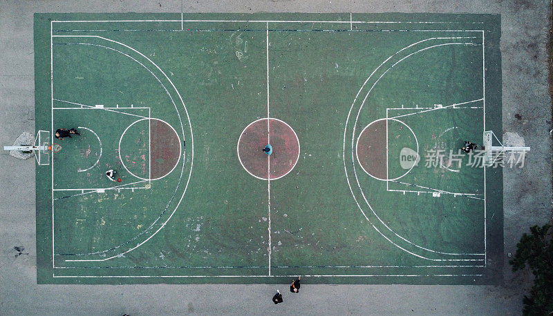 室外篮球场的鸟瞰图