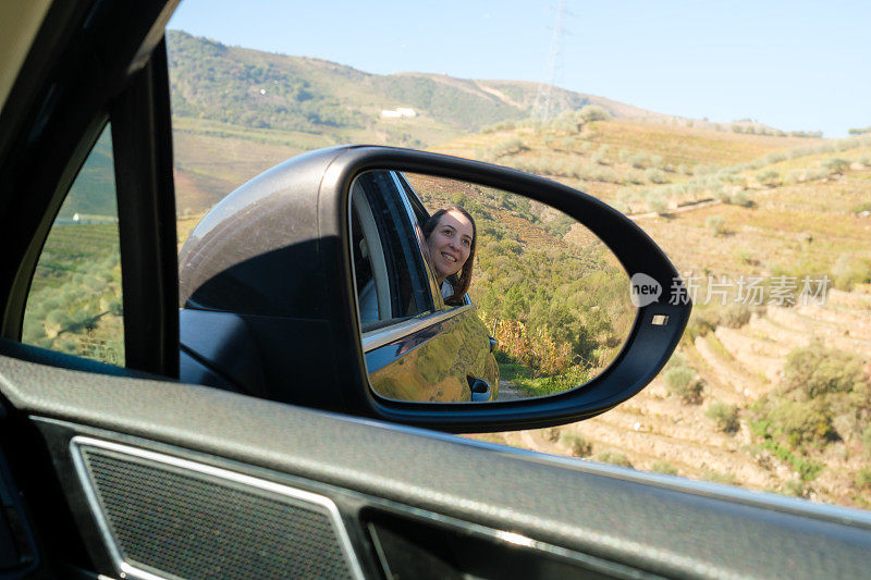 坐在汽车后座的女人在沉思杜洛山谷的风景