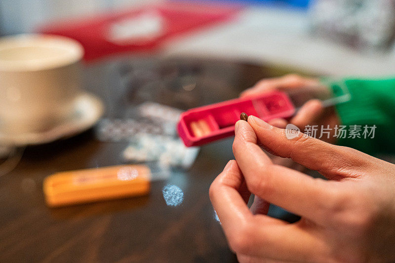 年轻的成年妇女拿着药片